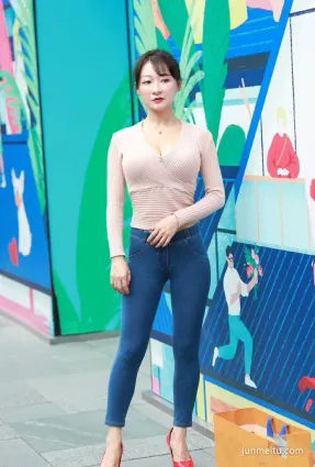 街拍穿緊身牛仔褲，柔美的曲線讓你美的出彩！