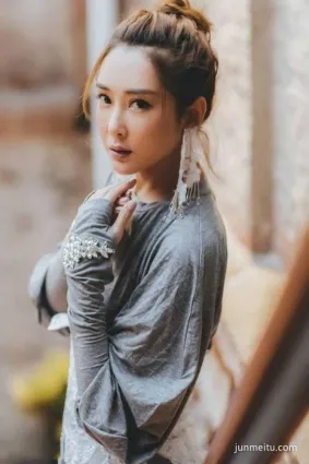 街拍緊身上衣搭配長裙穿出不一樣的迷人, 秀出女人魅力好身材！