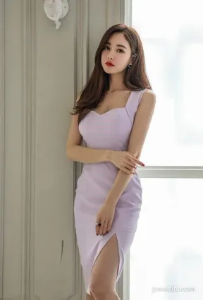 街拍氣質迷人的美女，身材曼妙，連衣裙彰顯與衆不同的女人韻味