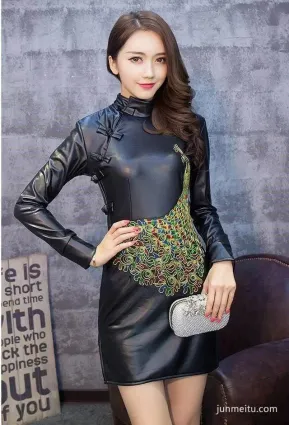街拍清新靓麗的美女，緊身裙秀出曼妙身材，盡顯優雅甜美氣息