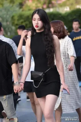 街拍顯高顯瘦的黑色修身短裙，時尚女生都喜歡簡單大方又顯氣質