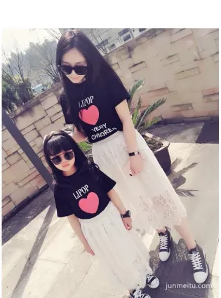街拍夏季到來, 辣媽們不妨試一試親子裝, 讓人眼前一亮!