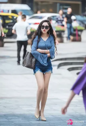 街拍高跟鞋時尚搭配，穿出唯美的女人味