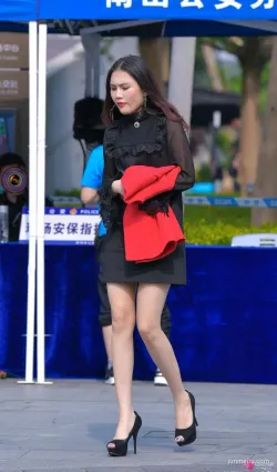 街拍秋天流行小黑裙, 高級又時髦, 搭配魚嘴高跟鞋, 更是錦上添花