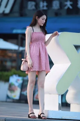 街拍粉色連衣裙小姐姐，玲珑的凹凸身材，讓女人更加性感有韻味