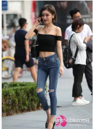 街拍黑色一字肩短衫搭配牛仔九分褲, 時尚潮流, 造型迷人