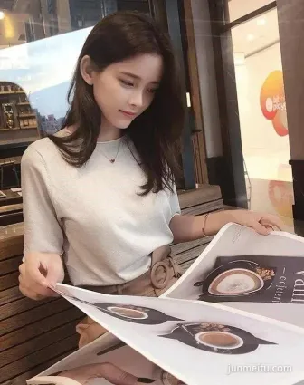 街拍清新靓麗的小姐姐，婉約動人的身姿，時髦甜美兼具性感！