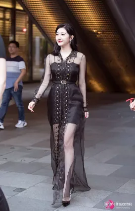 街拍美女搭配高跟鞋，舉手投足之間顯得更加優雅