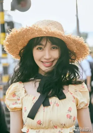 街拍泡泡袖碎花連衣長裙，搭配泡面卷長發，清純中帶着些的女人味