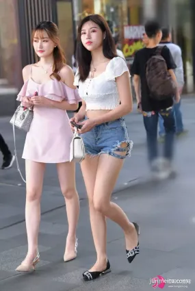 街拍高跟鞋時尚搭配，讓女生散發出迷人的氣息