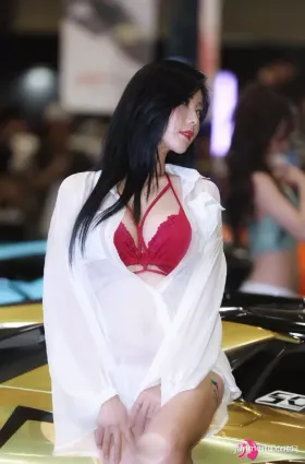 街拍女生搭配高跟鞋，舉手投足都顯得氣質非凡