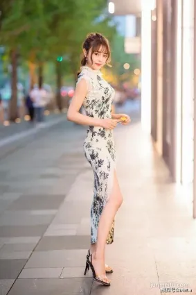 街拍旗袍風格的連衣裙搭配高跟鞋，占據了傳統的美感，看起來優美十足
