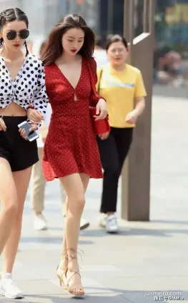 街拍一雙綁帶的高跟涼鞋，帶着一種時尚的浪漫，走路的姿态也顯得優雅