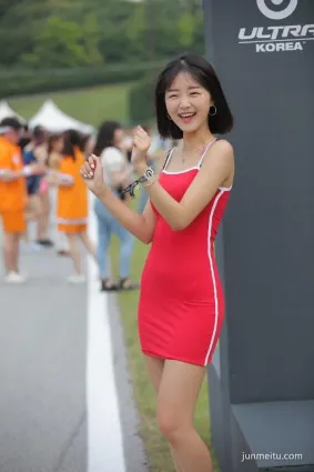 齊p小短裙街拍，還是擋不住美女的身材