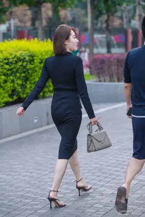 街拍經典小黑裙依然在秋天綻放魅力，長袖款的設計，風度溫度都兼顧啦
