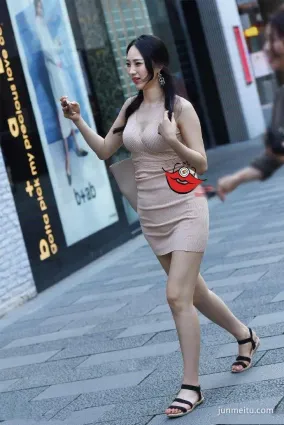 街拍一款時髦美觀的緊身裙，讓你的曲線完美展示！