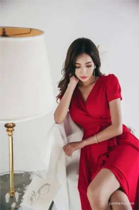 街拍時尚穿搭，氣質柔美的小姐姐，紅色長裙穿出别樣女人味