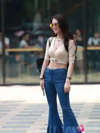 街拍美女身材沒的說，膚白貌美還有大長腿
