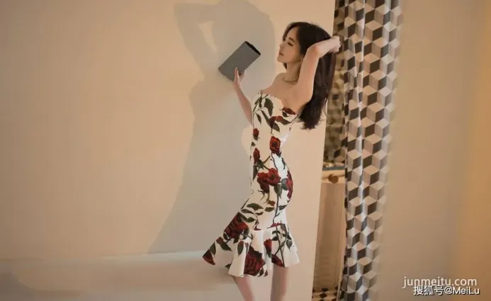 街拍時尚穿搭，漂亮的抹胸裙小姐姐，舉手投足盡顯性感女人味