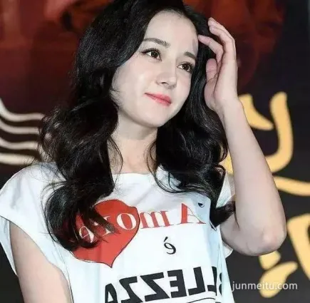 街拍熱巴這臉也忒圓了吧，不會真變成胖迪了吧！