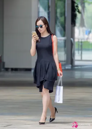 街拍女性穿上高跟鞋，從青澀走向成熟