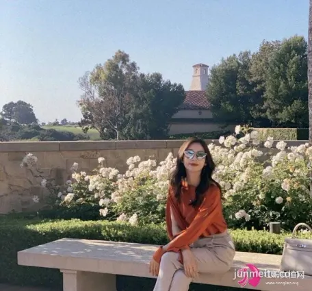 街拍溫雅氣質驚豔, 穿橘色上衣搭配長長的卷發, 知性優雅