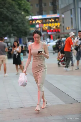 街拍過渡季節不知道穿什麼好？連衣裙修身顯瘦，還能再多穿一季