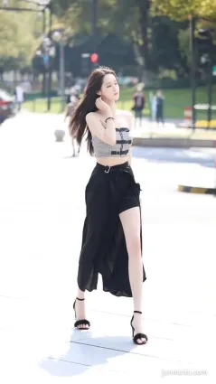 街拍溫柔感十足的小姐姐，抹胸搭配長裙，清新又迷人