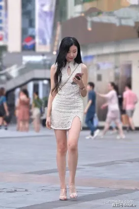 街拍選擇款式時尚的旗袍短裙，讓清涼與雅緻并存，夏天這樣穿就是美