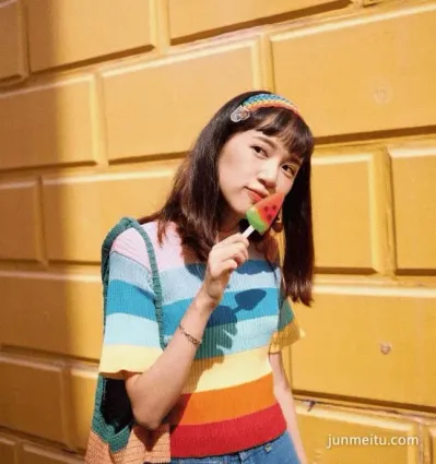 街拍偷學宋茜的春夏季流行色搭配, 輕松變身“好色”的小仙女
