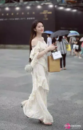 街拍小仙女搭配高跟鞋，帶着優雅迷人的氣息