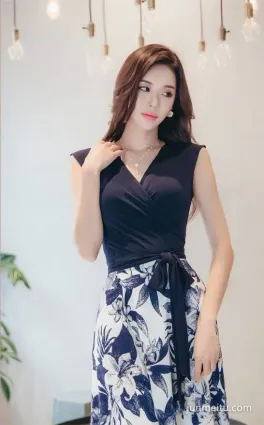 街拍時尚穿搭，柔美婉約的小姐姐，修身裙裝，穿出性感曼妙身姿