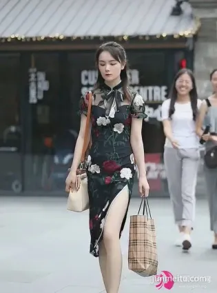 街拍旗袍的魅力有多大？“歪果仁”看了之後，忍不住叫老婆穿一次