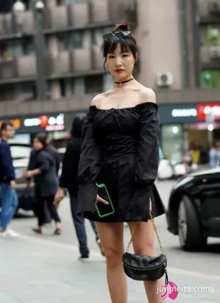 街拍普通高跟鞋真的太low了，現在流行“三條帶”，搭連衣裙最優雅