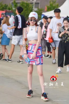 街拍武漢街拍美女白色百褶裙, 仙氣十足減齡又顯瘦