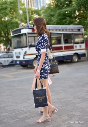 街拍藍色碎花長裙清新小妹妹