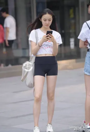 街拍又出新潮了！“無痕”的瑜伽褲時尚大咖簡單DIV設計，個性出衆