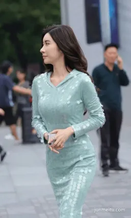 街拍辣媽一件印花的吊帶，下半身是半裙昂首挺胸大步走，相當自信！