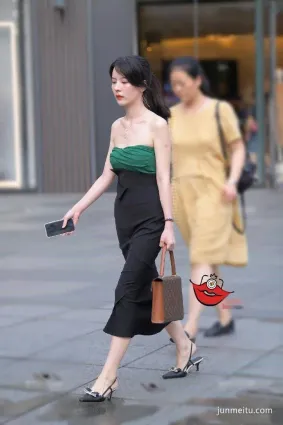 街拍緊身裙穿出優雅女人味，成熟彰顯魅力身材！