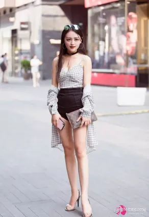 街拍一雙高跟鞋簡約時尚，讓女性出街更顯魅力