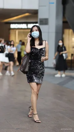 街拍黑色絲絨吊帶裙，搭配一字帶細跟涼鞋，顯成熟氣質