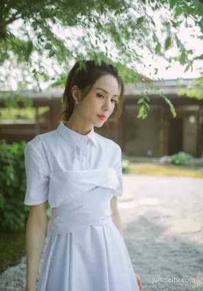 街拍52歲的李若彤氣質真好，穿上白襯衫清新脫俗，不愧是“不老少女”