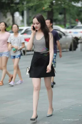 街拍混血兒小姐姐，無論顔值和身材，都非常耀眼！