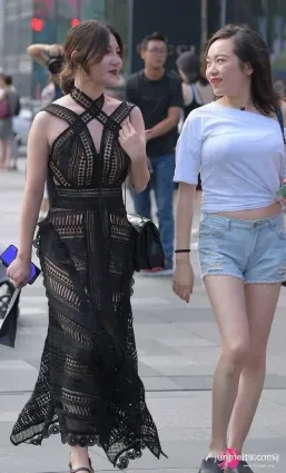 街拍時尚亮眼的小姐姐，黑色蕾絲連衣裙，展示出自然的美