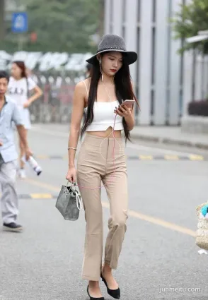 街拍輕熟的美女，簡約的穿搭，更能散發魅力！