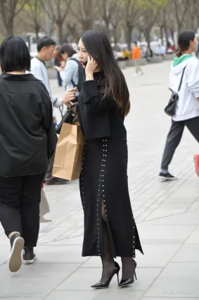 街拍秋天的成熟魅力，黑色系搭配輕松解決了，時尚美無可抵擋