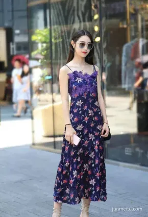 街拍小姐姐吊帶蕾絲的連衣裙，非常的溫柔又性感