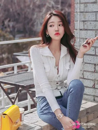 街拍街拍牛仔褲美女，嘟起小嘴，悠閑坐下的一刹那，展現溫婉的女人味