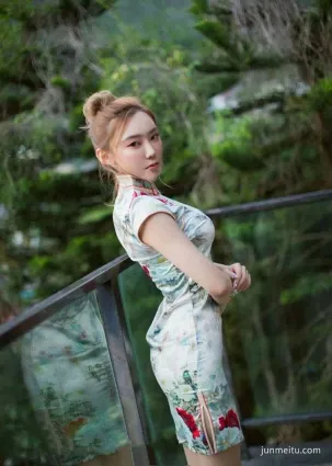 街拍凹凸有緻的旗袍美女，氣質優雅，彰顯迷人的身段