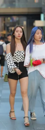 街拍熱褲美女白皙嬌嫩的肌膚，走在街頭簡直美成了尤物！